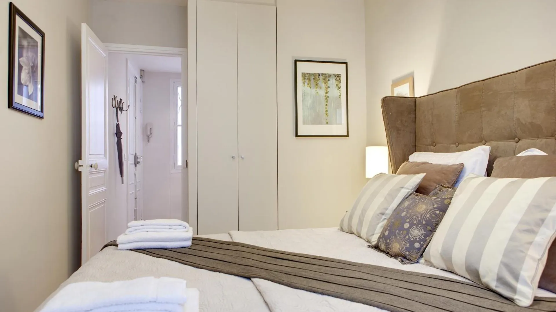 Apartment Paris Central Sevigne Residence France